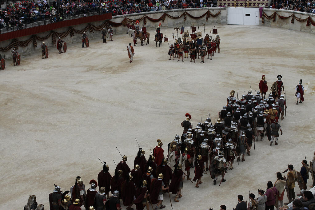 Roman Days reenactment performance in Nîmes, historical immersion close to Appart'City hotel, perfect for history enthusiasts visiting.