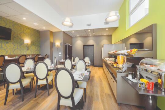 Helle und einladende 4-Sterne-Frühstücksraum von Appart'City mit einem abwechslungsreichen Buffet, für einen genussvollen Start in den Tag in einem eleganten und komfortablen Ambiente.