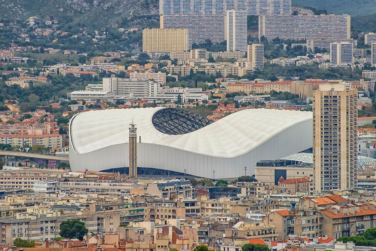 Orange Vélodrome Stadion in Marseille von oben gesehen.