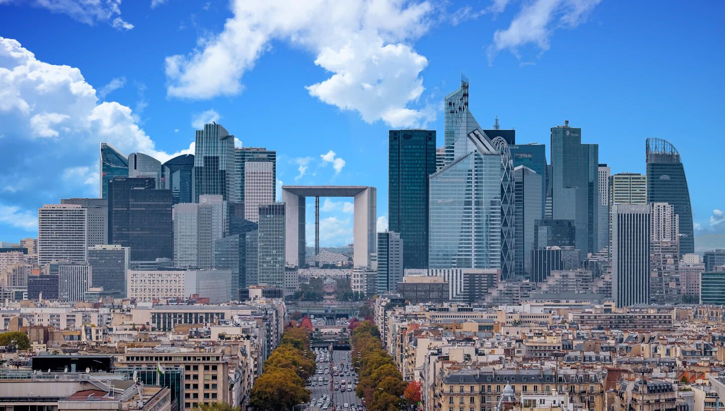 Blick auf La Défense mit seinen Türmen und der Grande Arche