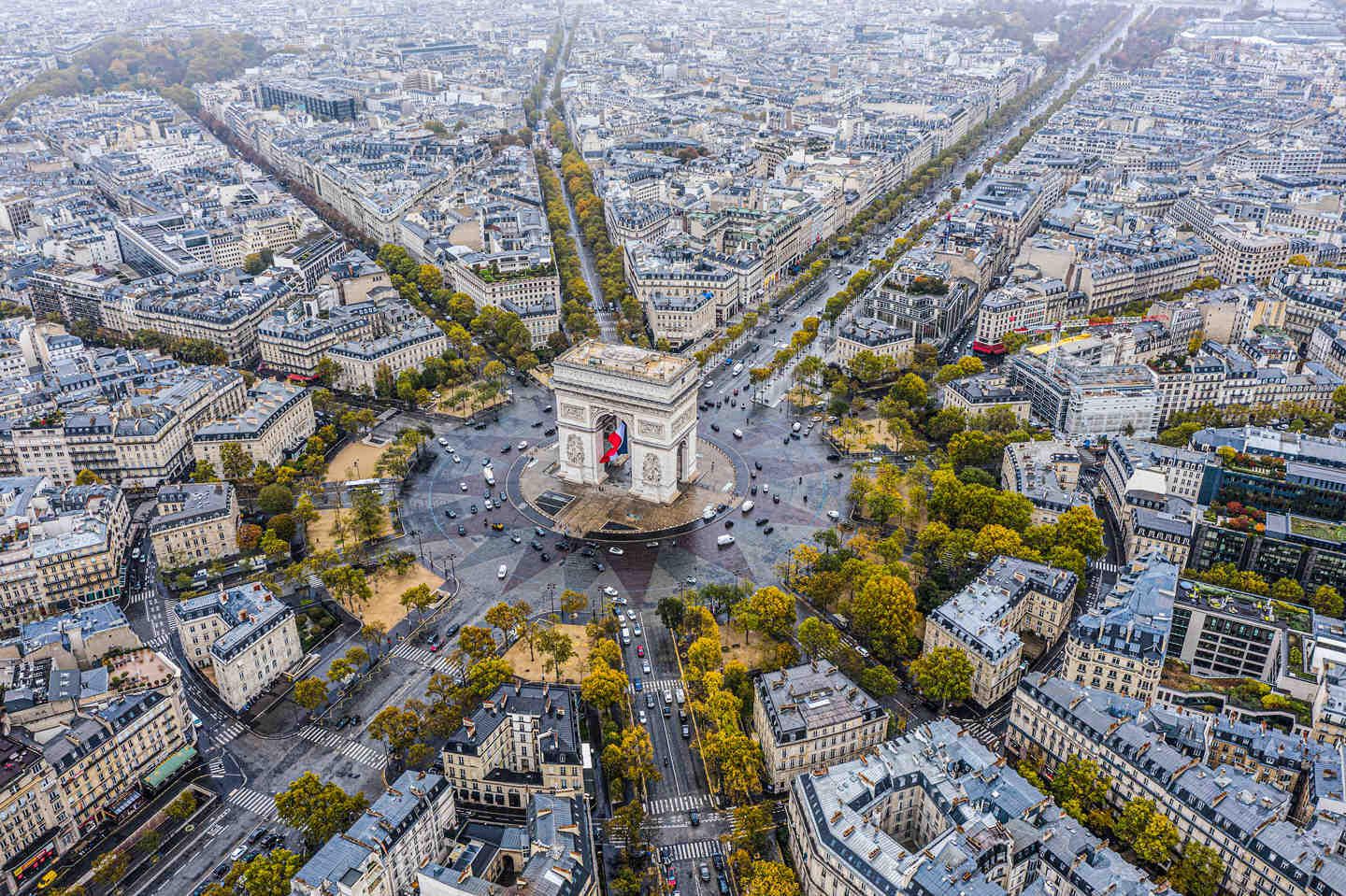 {"fr":"Vue aérienne large de l’Arc de Triomphe au cœur de Paris","en":"Wide aerial view of the Arc de Triomphe located in central Paris","es":"Vista aérea del Arco de Triunfo en París","de":"Luftaufnahme des Arc de Triomphe in Paris"}