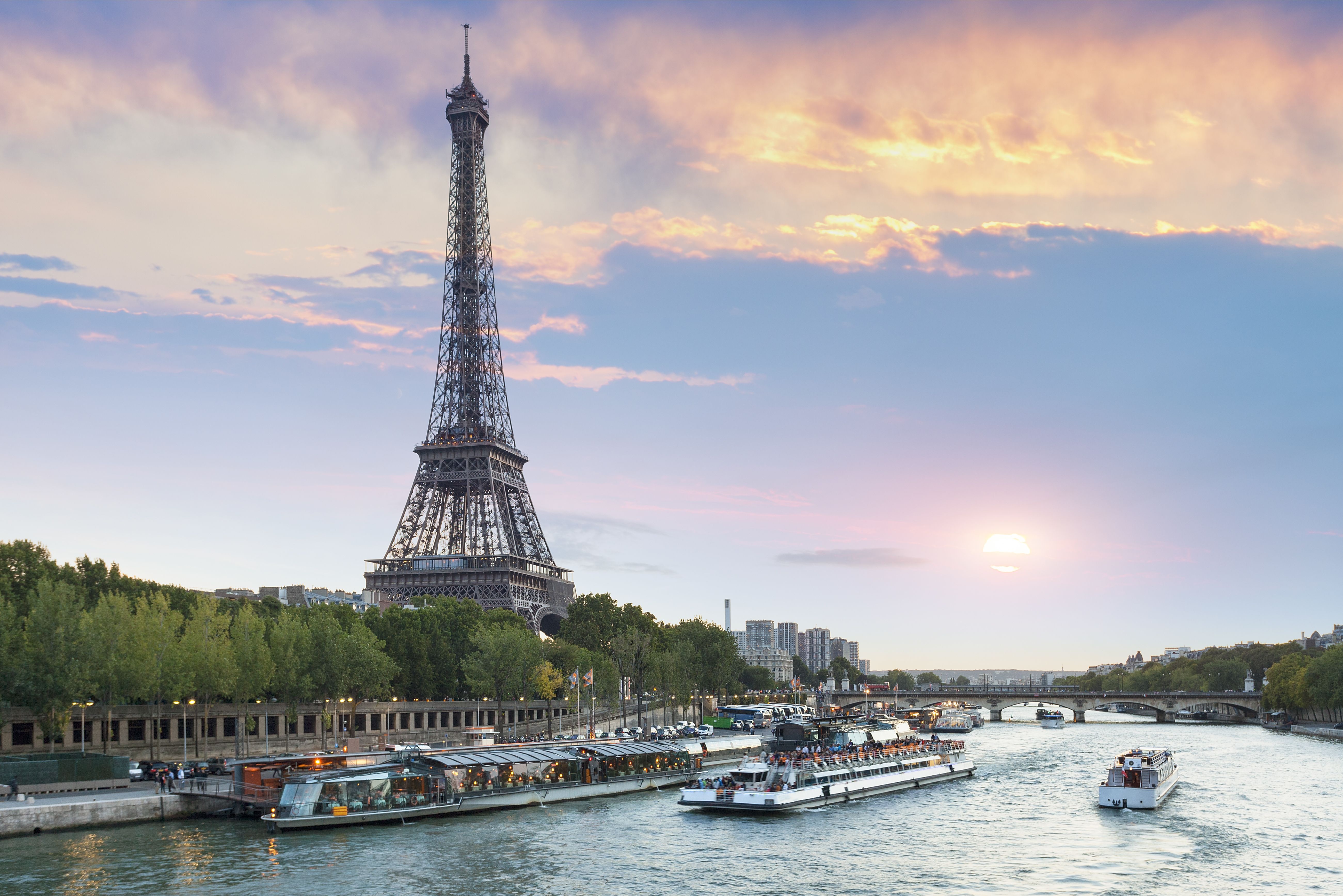 Eiffelturm an der Seine in Paris, Île-de-France.