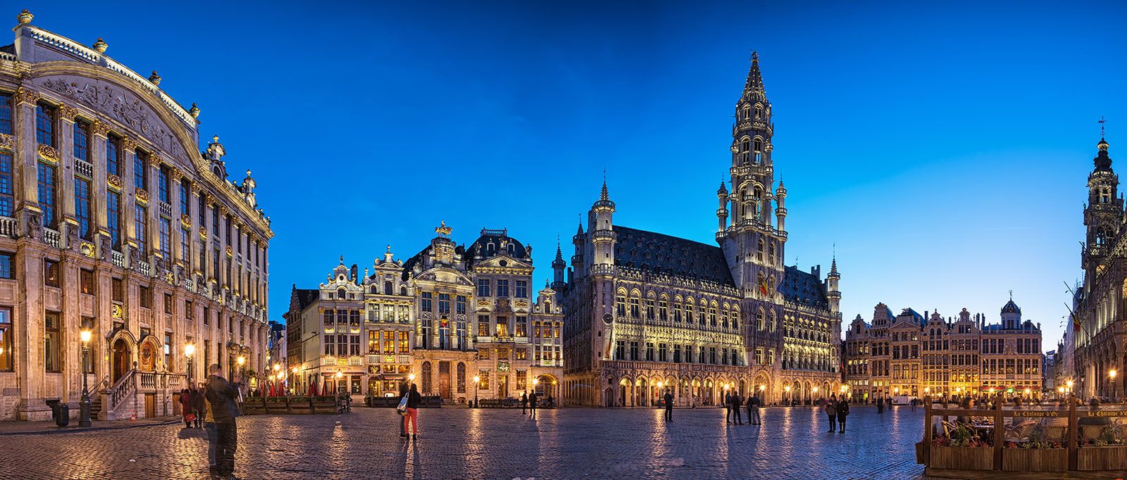 {"fr":"Grand-Place de Bruxelles illuminée en soirée","en":"Brussels Grand Place illuminated at night","es":"Gran Plaza de Bruselas iluminada por la noche","de":"Großer Platz von Brüssel am Abend beleuchtet"}