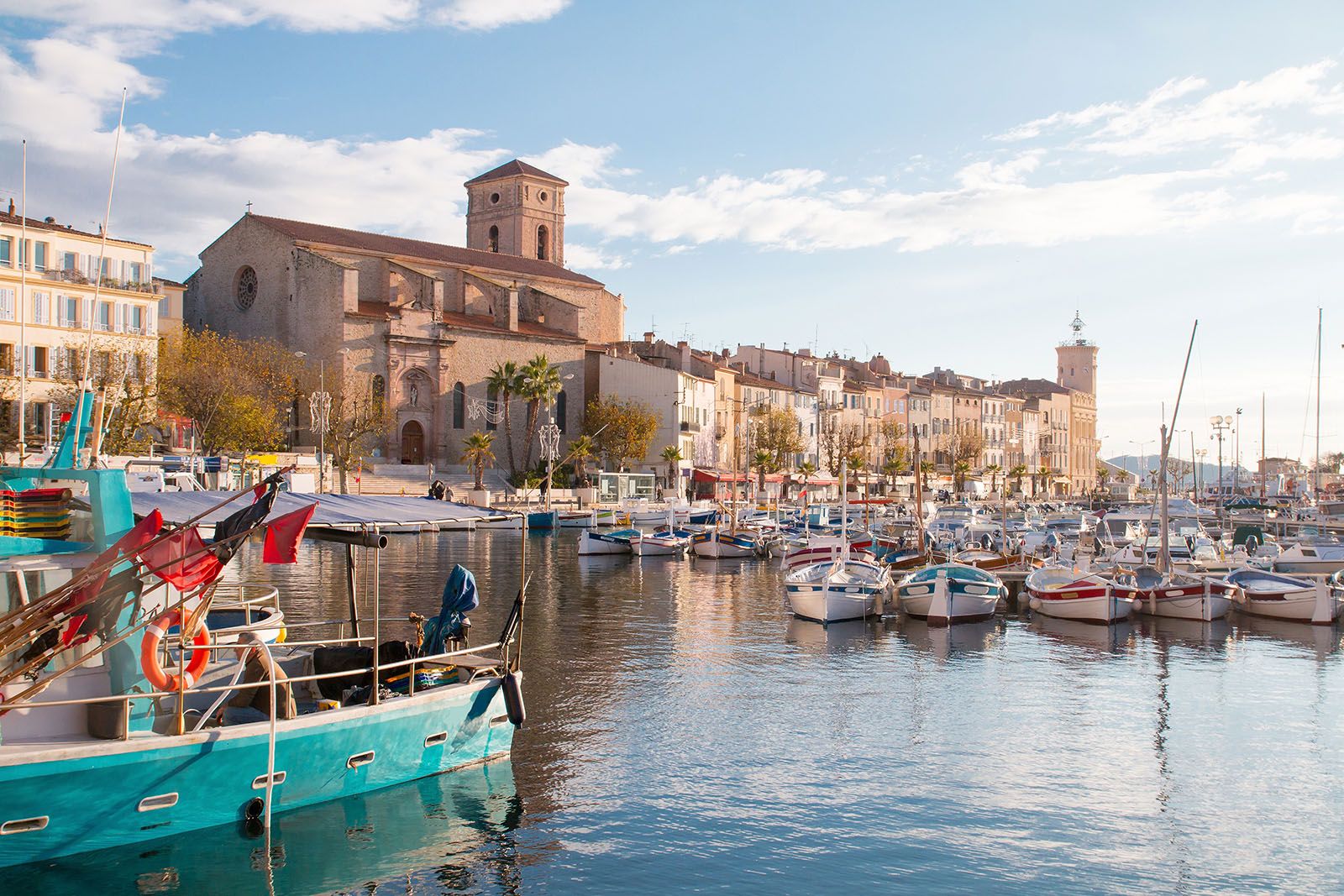 Port de La Ciotat avec bateaux colorés et église historique