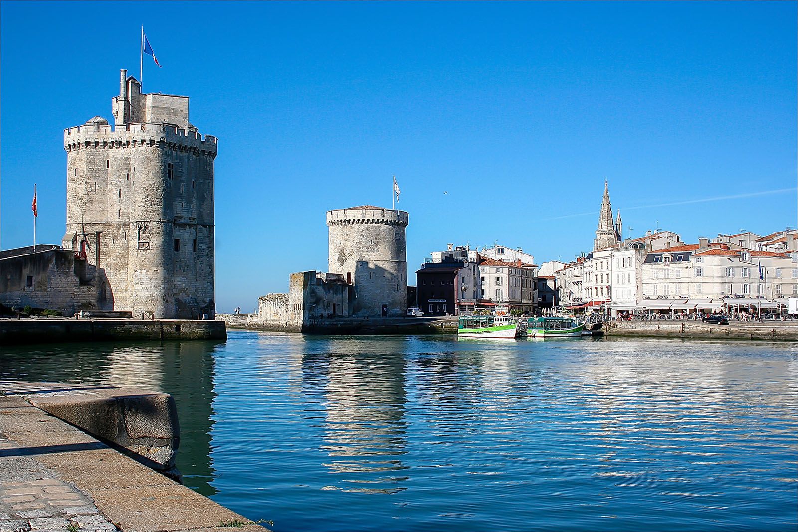 Hafen von La Rochelle mit historischen Türmen und Booten