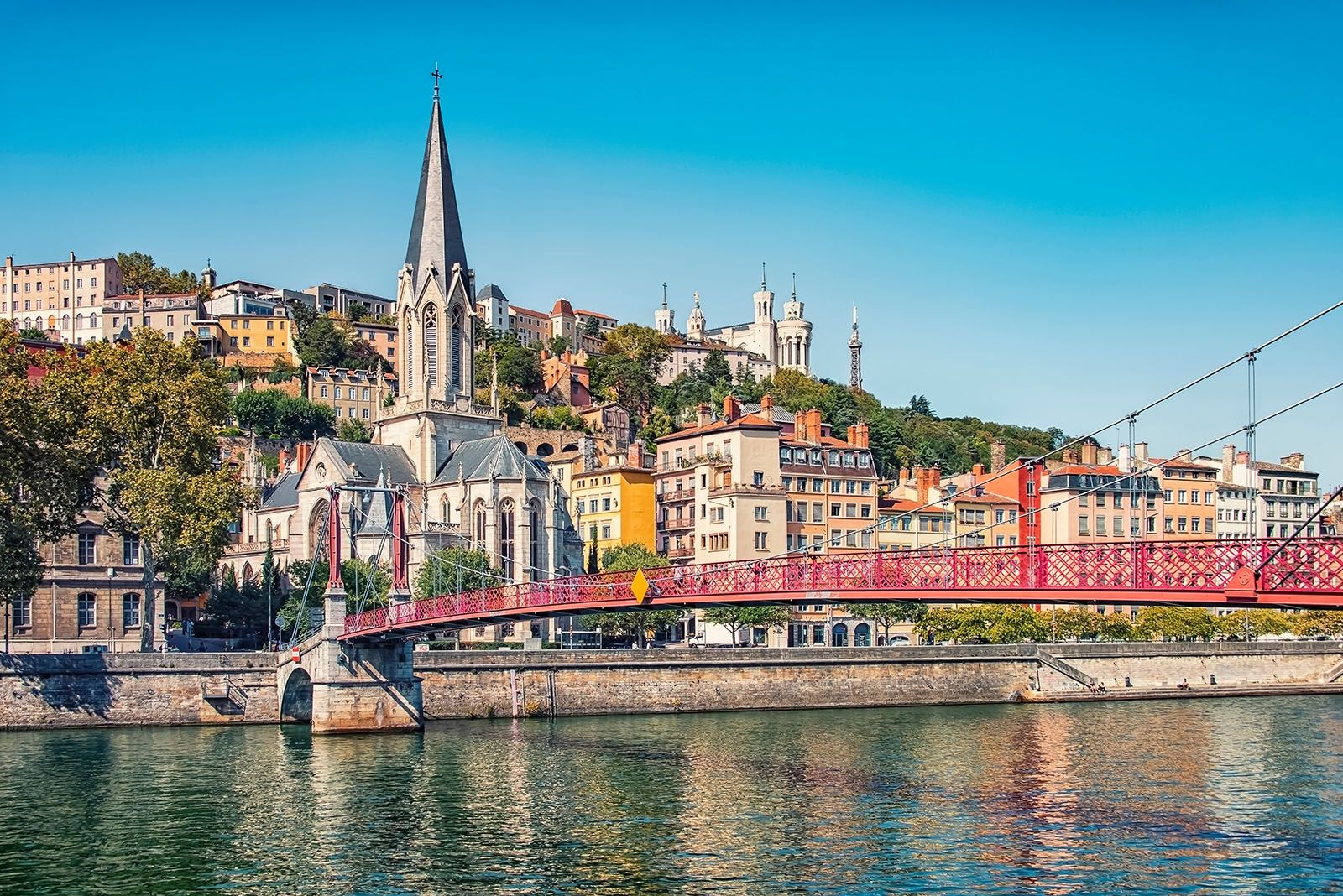 Lyon mit roter Brücke und der Kirche Saint-Georges