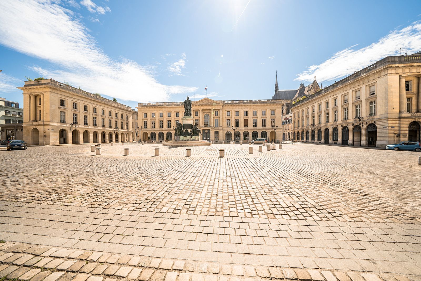 Place Royale in Reims mit zentraler Statue