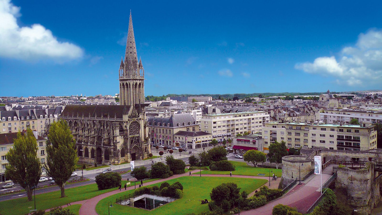 Blick auf Caen mit der Kirche Saint-Pierre und Innenstadt