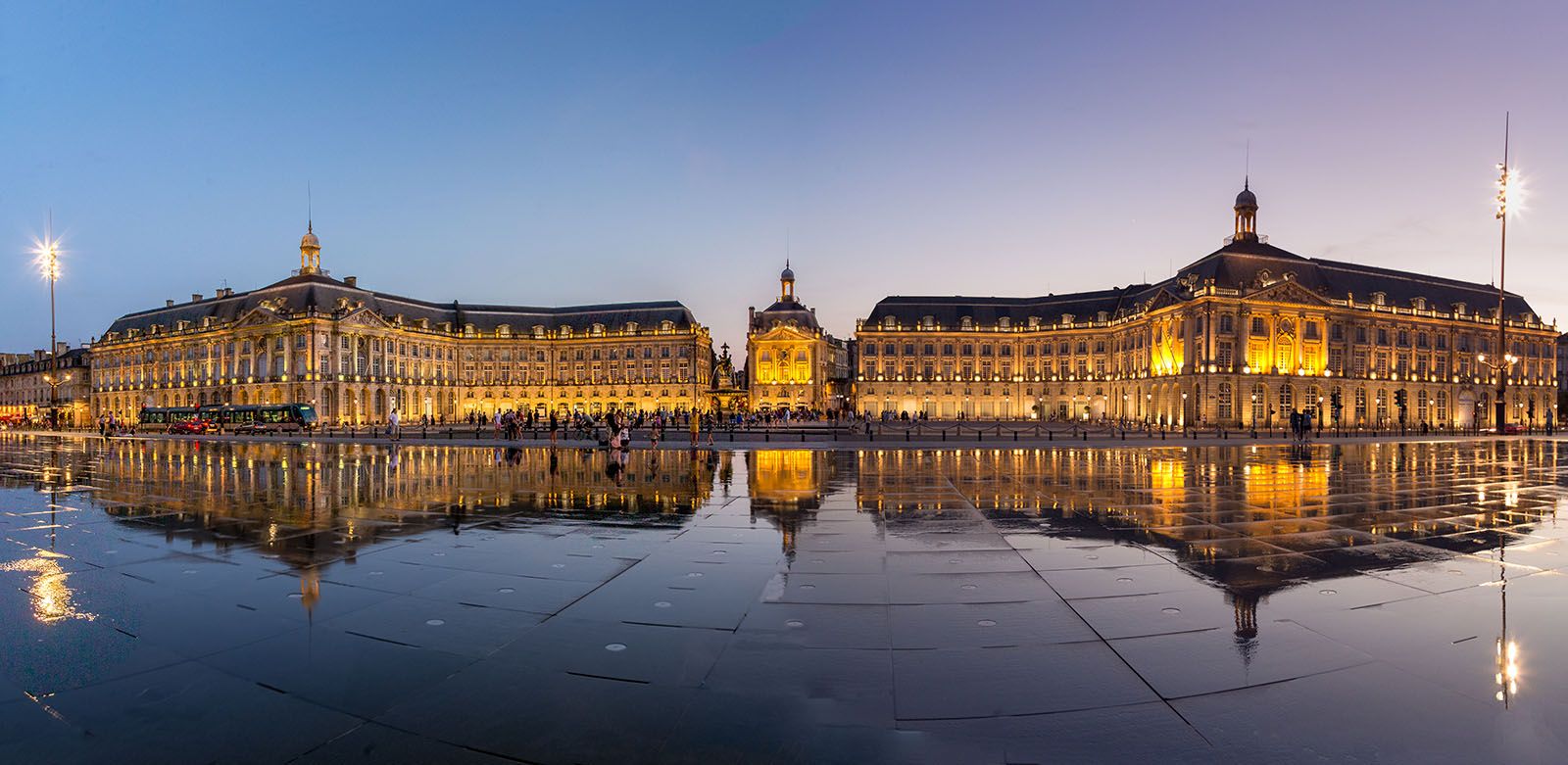 Beleuchtete Place de la Bourse bei Nacht in Bordeaux