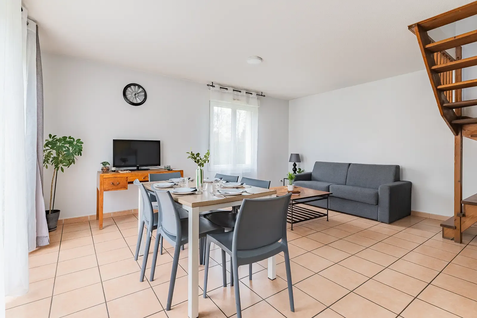 Wohnbereich Appart’City Dijon mit Esstisch Sofa