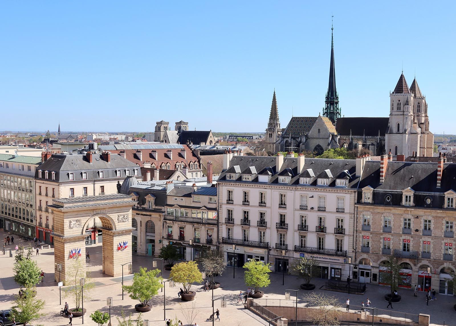 Blick auf Dijon mit der Porte Guillaume