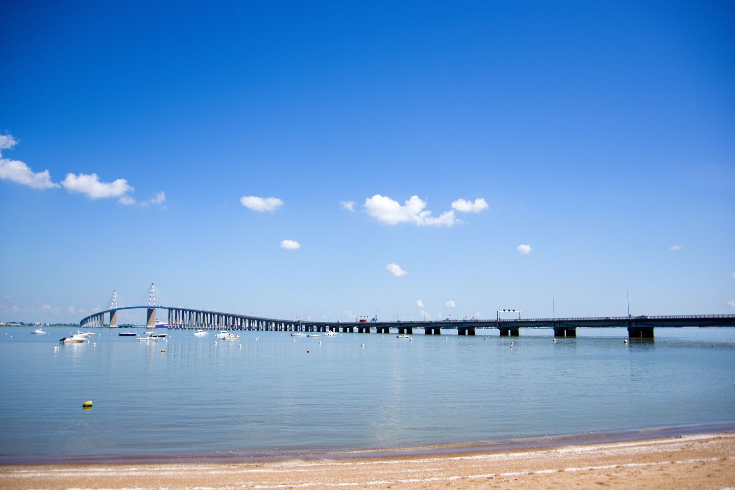 Pont de Saint-Nazaire au-dessus de l’estuaire de la Loire et plage