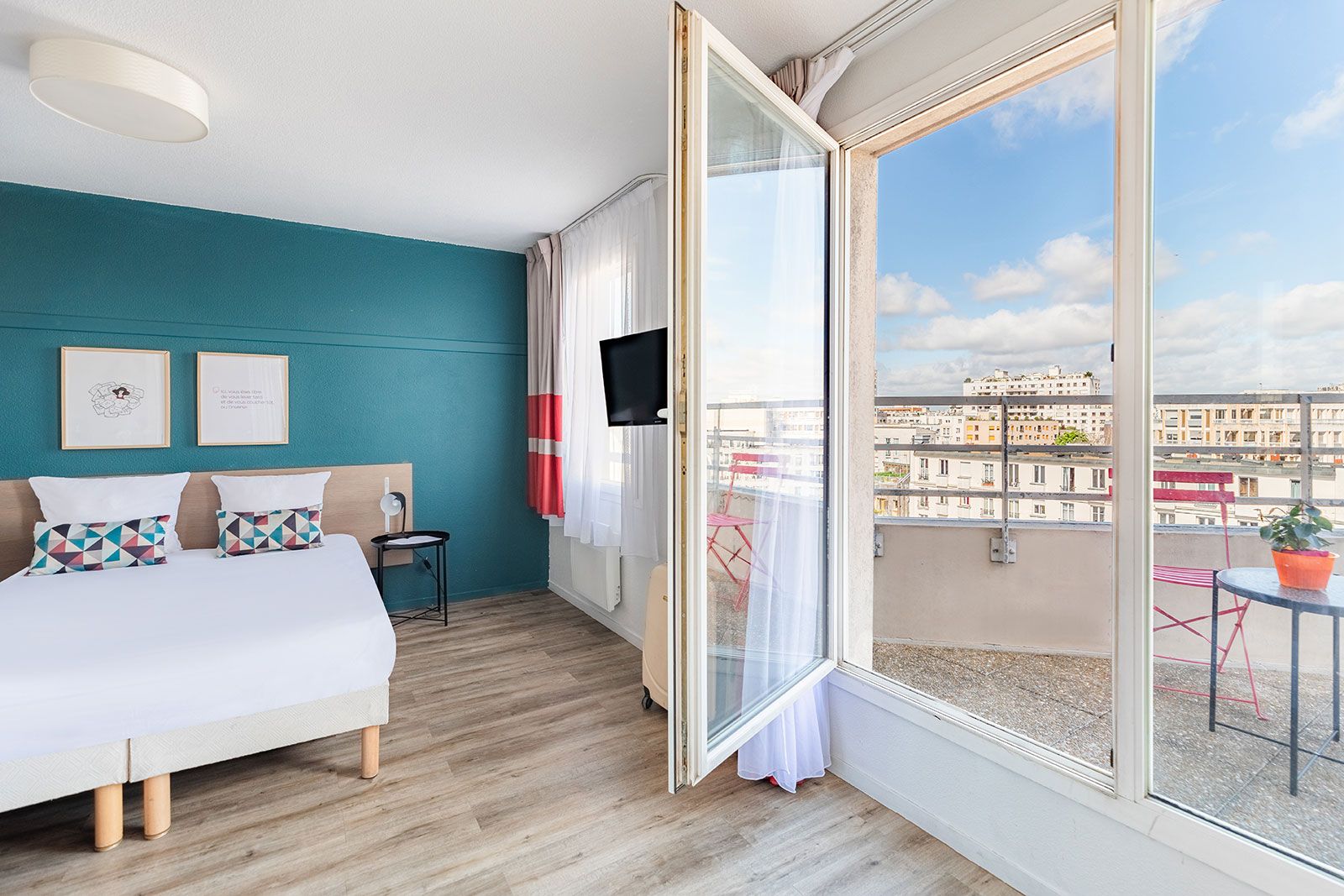 Appart’City Zimmer mit offenem Balkon und Stadtblick