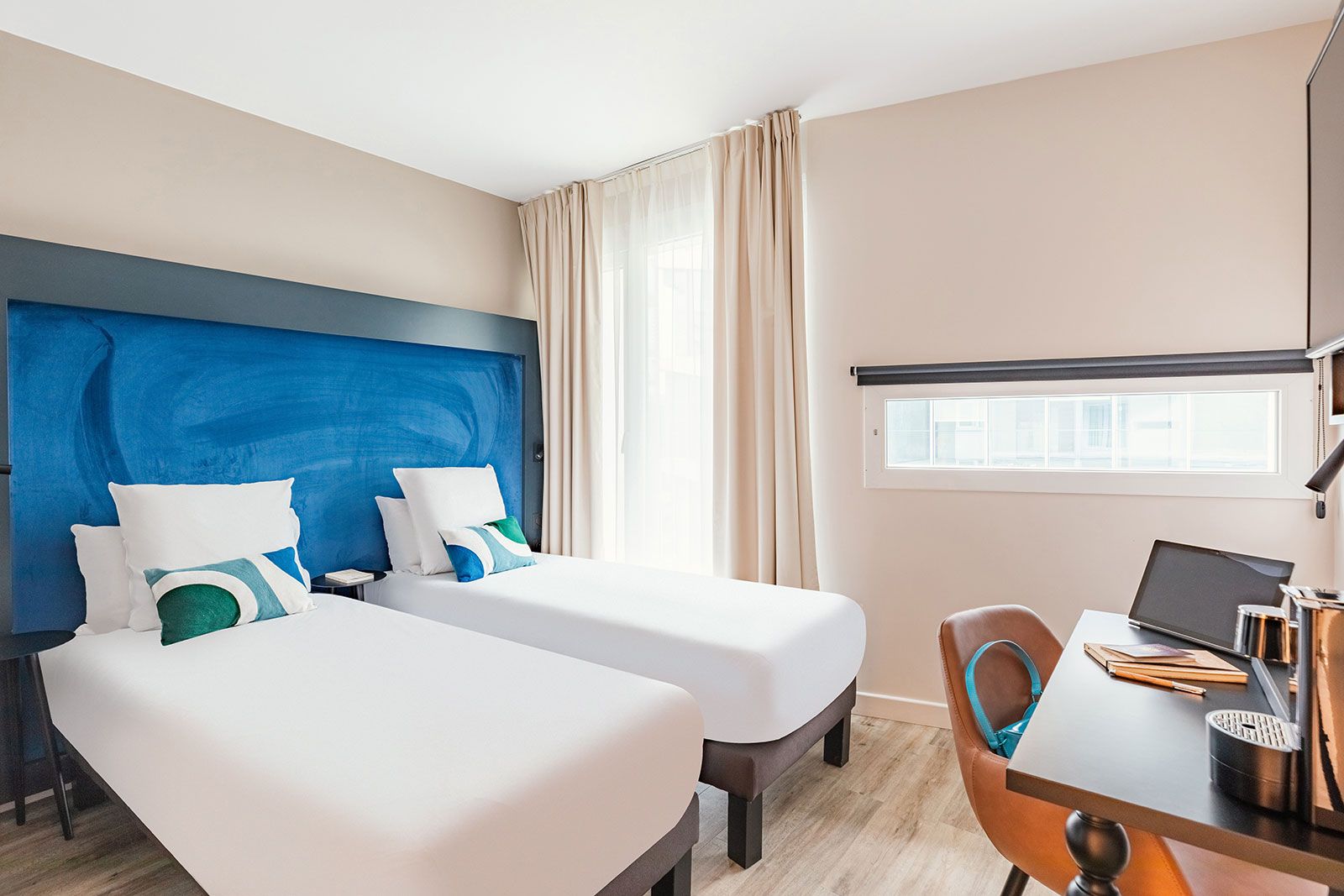 Appart’City room with twin beds and desk