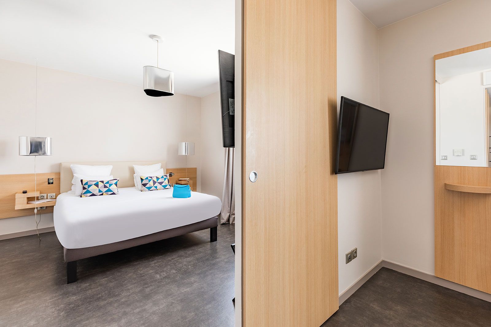 Modernes Appart’City Zimmer mit Doppelbett und Fernseher