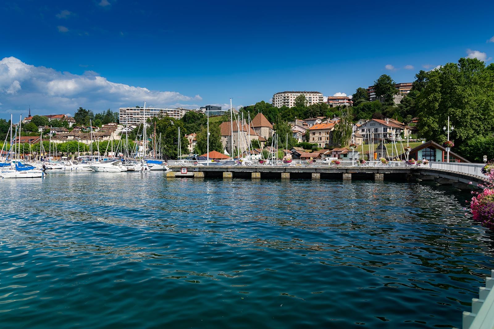Port de Thonon-les-Bains avec voiliers et rives du lac Léman