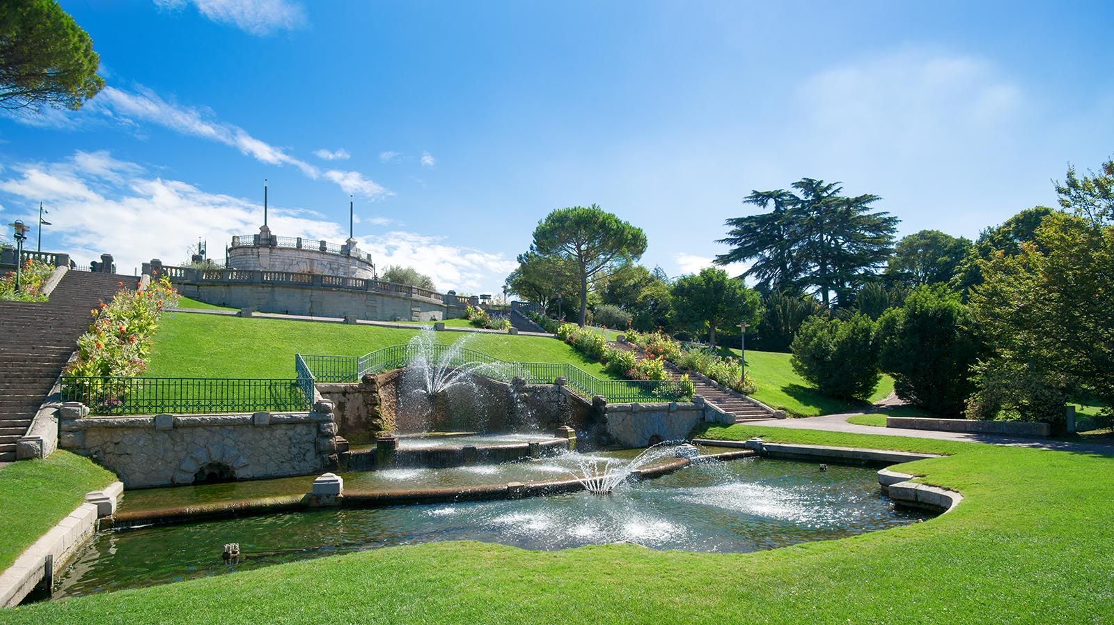 Jouvet-Park in Valence mit Becken Brunnen