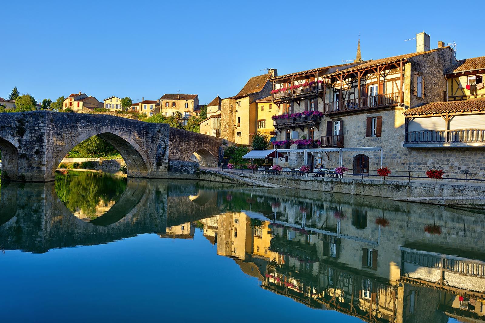 Blick auf Agen mit Steinbrücke über der Garonne