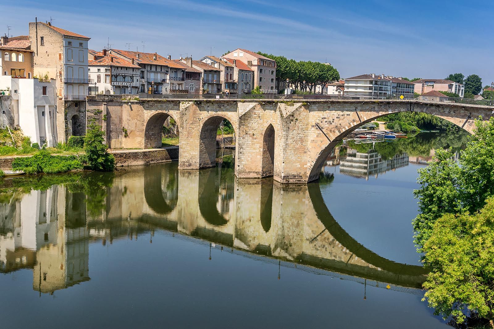 Pont et maisons anciennes au bord de l’eau à Agen