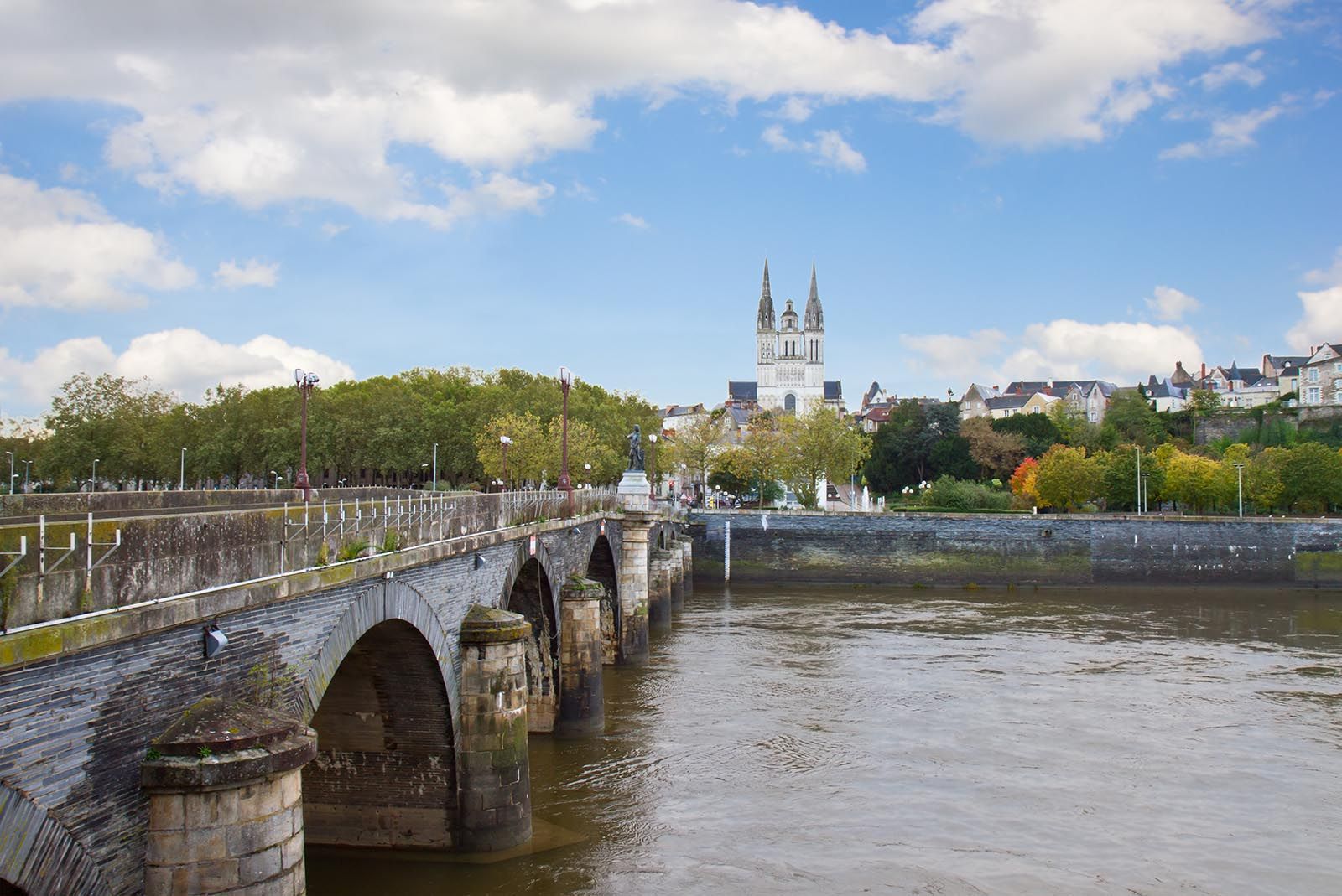 Brücke und Kathedrale von Angers an der Maine