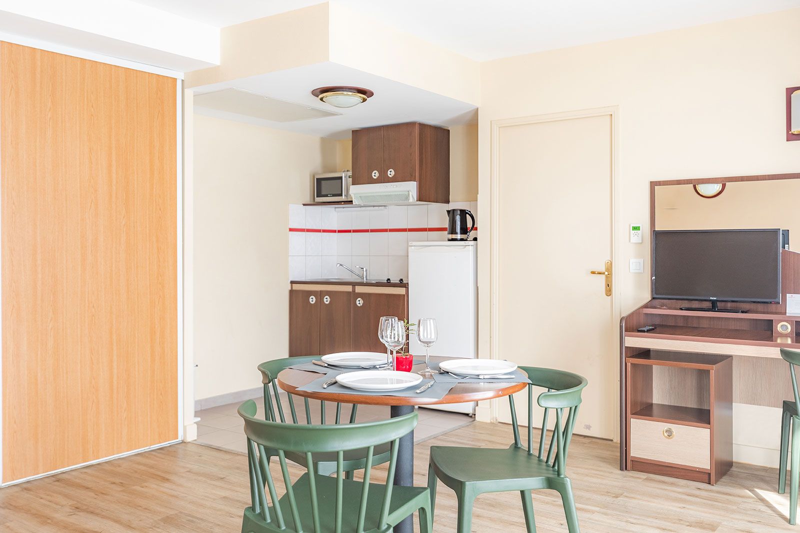 Appart’City Studio mit ausgestatteter Küche und Esstisch