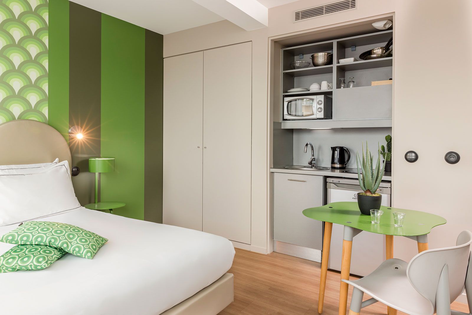 {"fr":"Studio moderne et lumineux avec lit, kitchenette équipée et coin repas,"en":"Modern studio with bed and equipped kitchenette","es":"Estudio moderno con cama y cocina equipada","de":"Modernes Studio mit Bett und Küchenzeile"} 