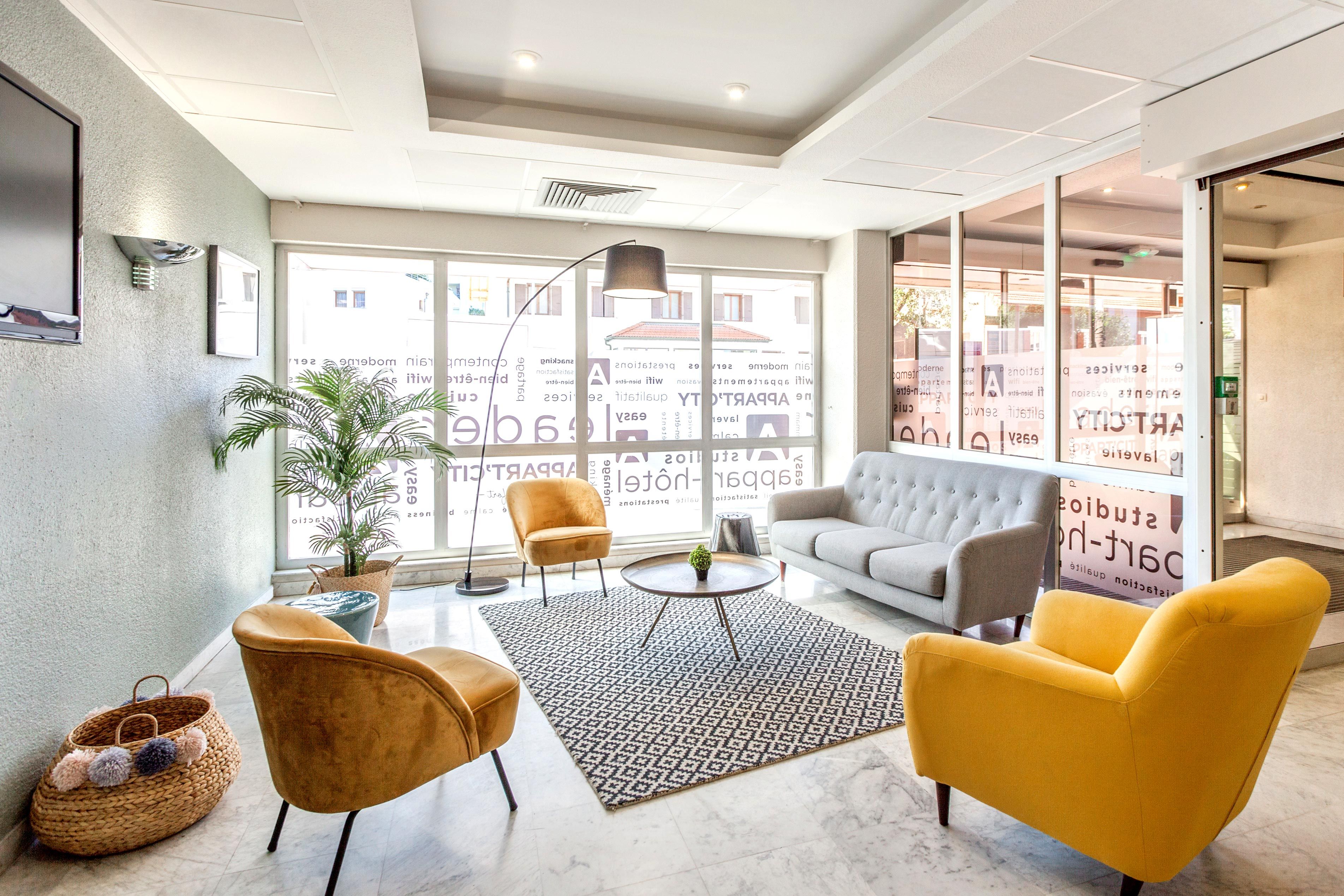 Moderne Appart’City Rezeption mit Sitzmöbeln heller Raum