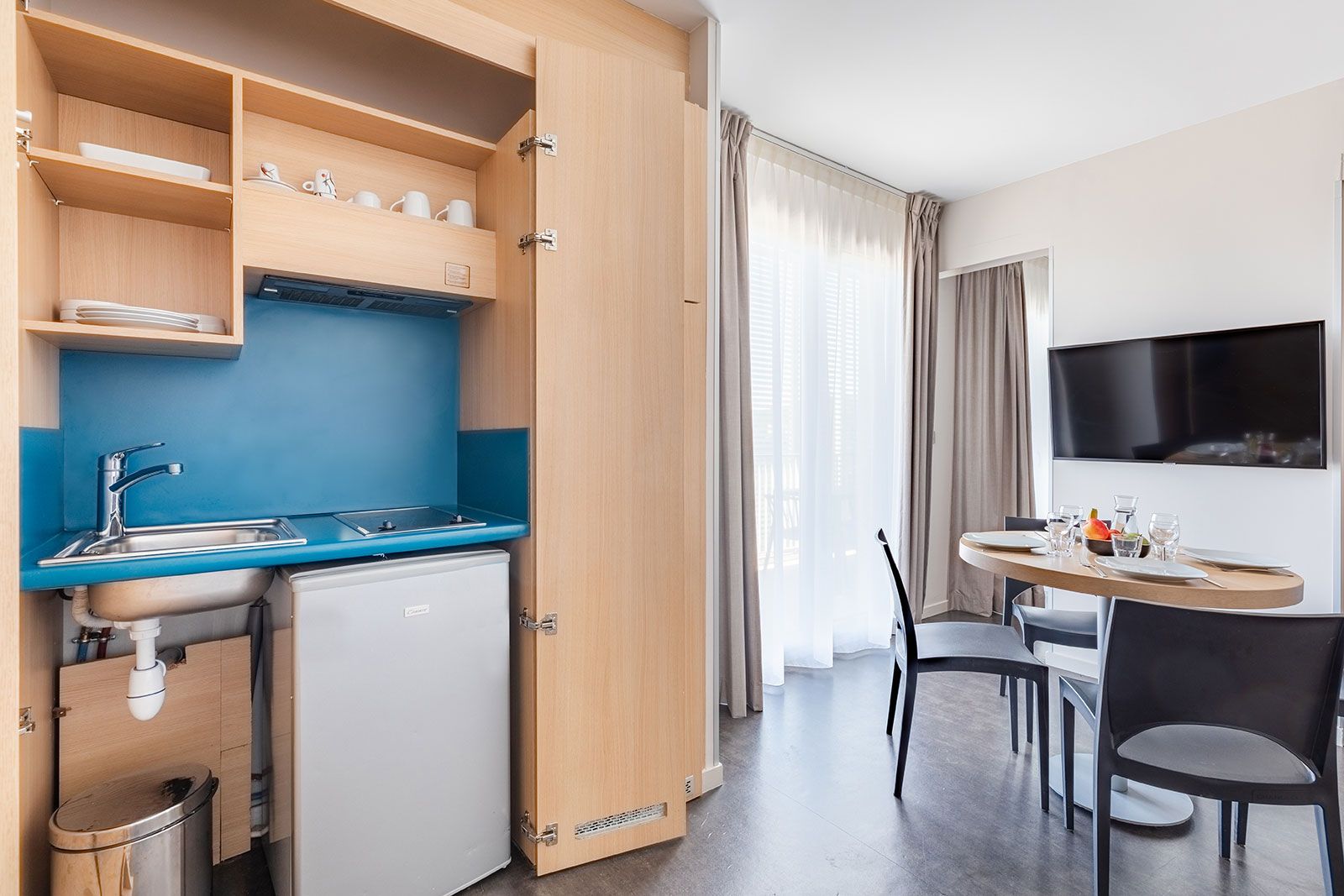 Offene Küchenzeile und Essbereich in einem Aparthotel