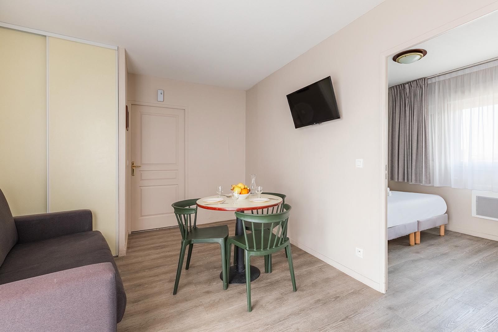 Appart’City Studio Lyon Villeurbanne mit Essbereich