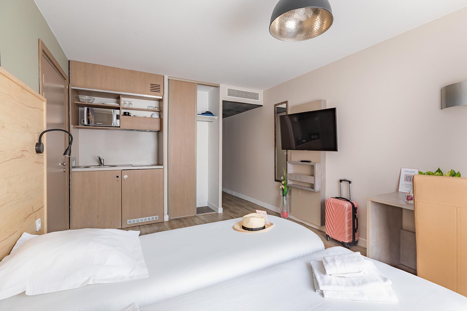 Appart’City Prado Studio mit Bett und Kitchenette hell