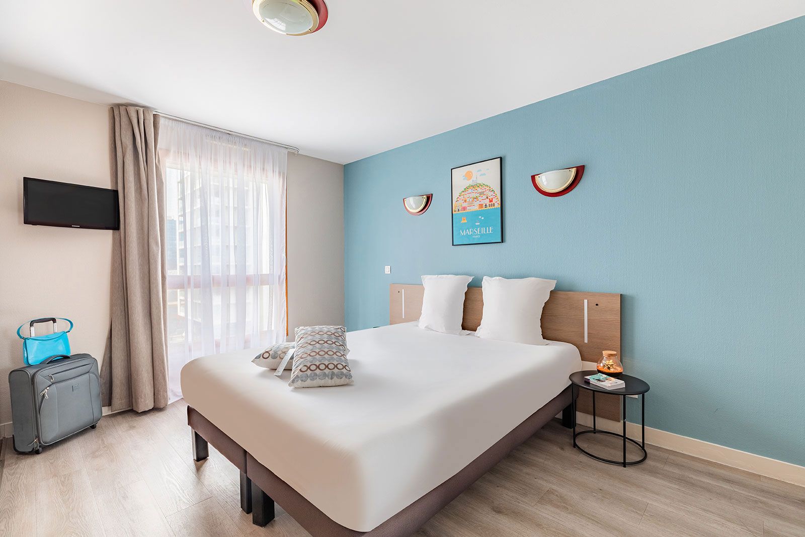 Appart’City Marseille Euromed con cama doble y pared azul
