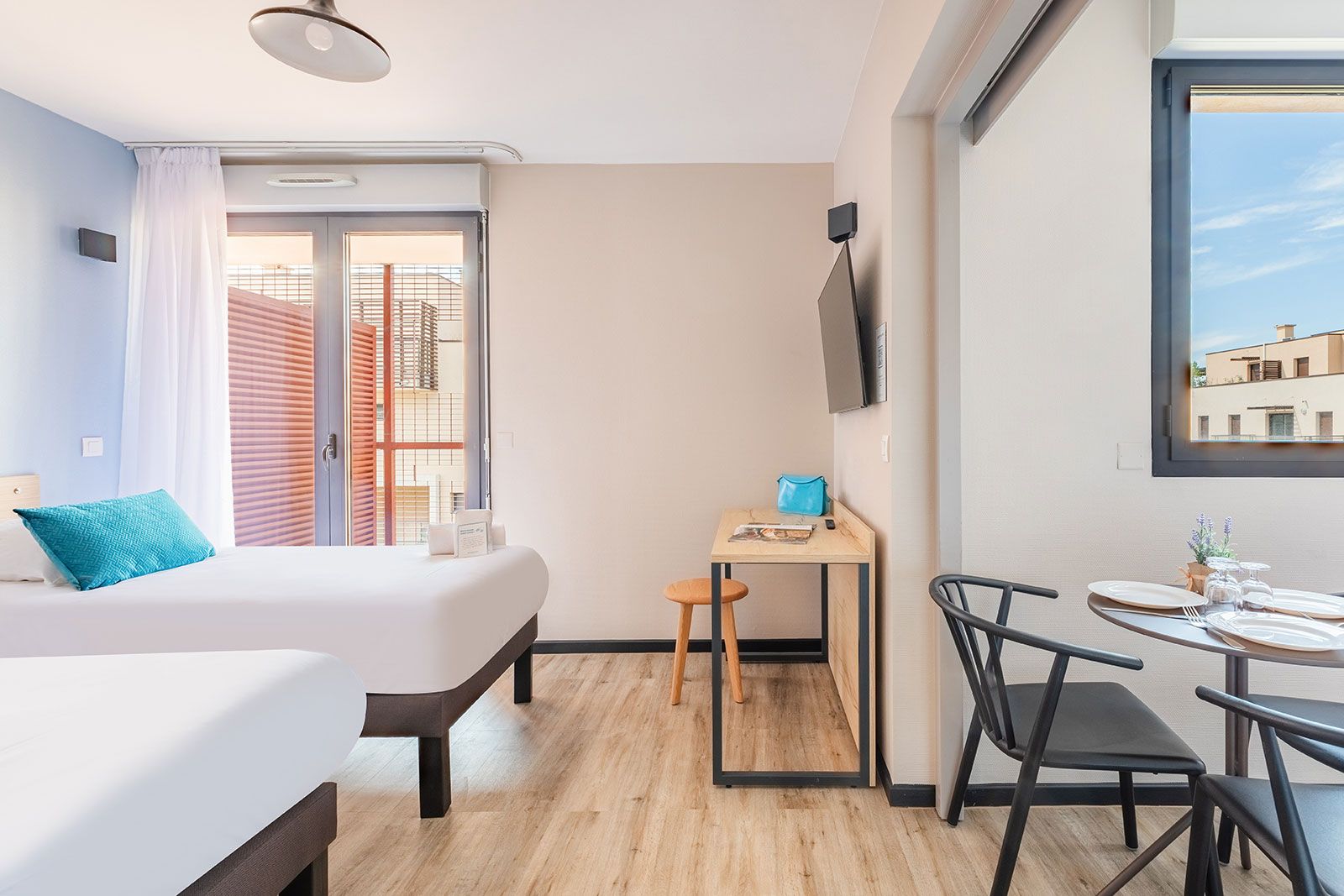 Appart’City Montelimar con camas comedor y escritorio