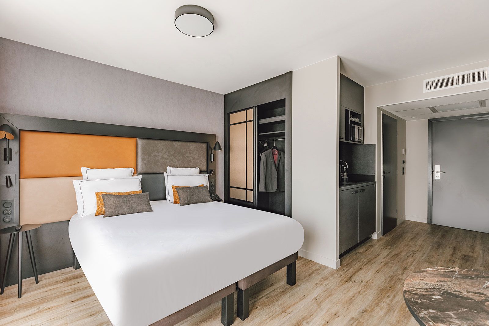 Habitación de apartahotel moderna con cama y cocina