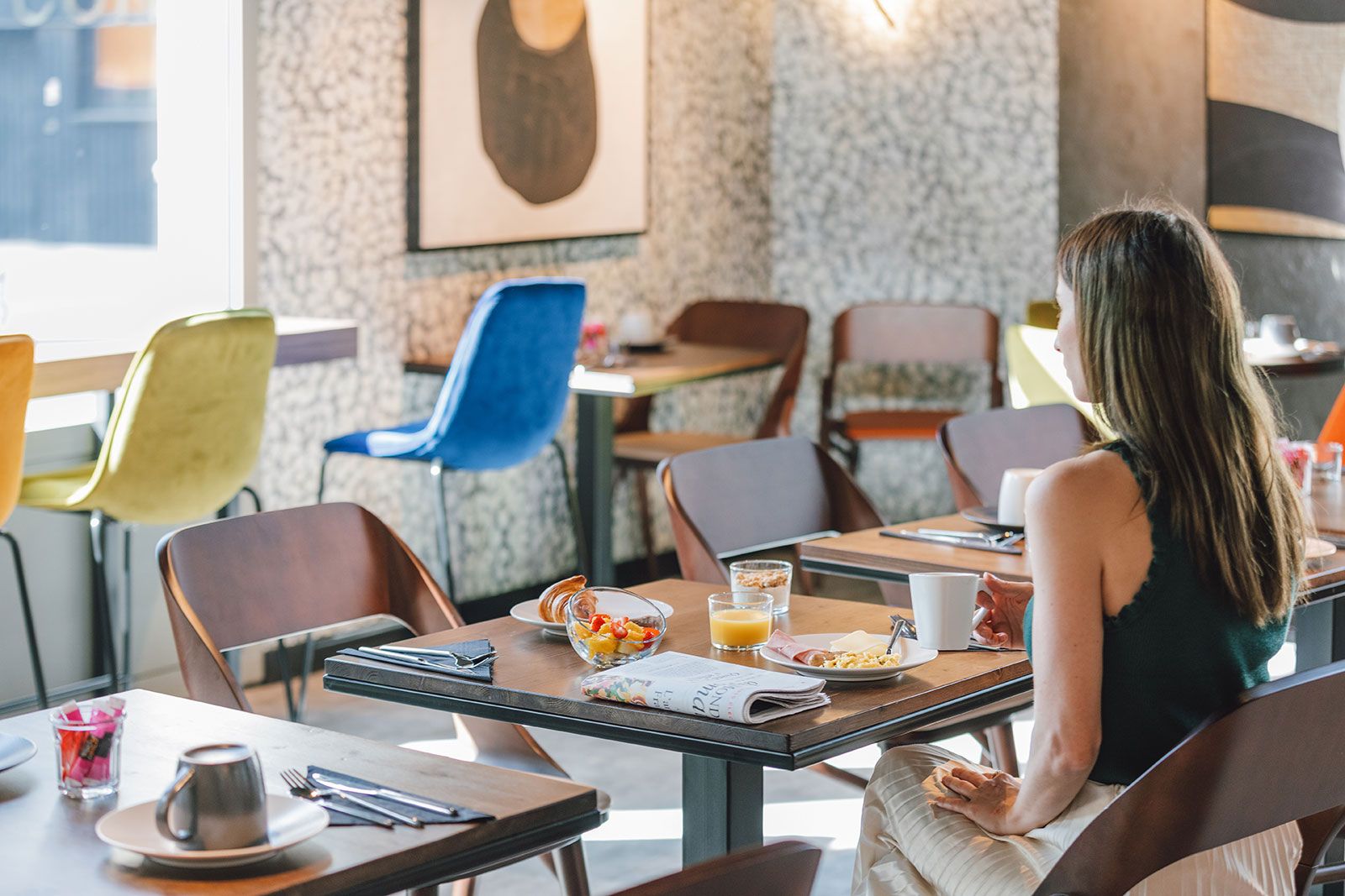 Sala de desayunos con una persona sentada