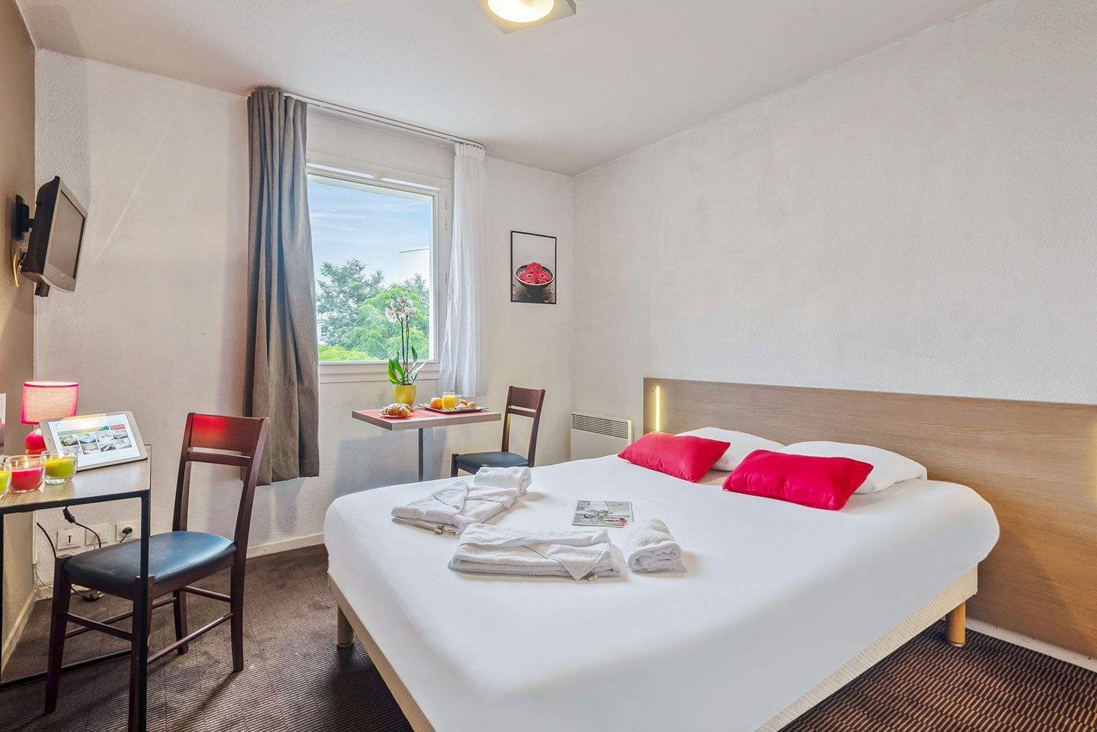 {"fr":"Chambre Appart’City Saint-Nazaire avec lit et coin repas","en":"Appart’City Saint-Nazaire bedroom with bed and dining area","es":"Studio Appart’City Saint-Nazaire con cama y zona de comedor","de":"Appart’City Saint-Nazaire mit Doppelbett}