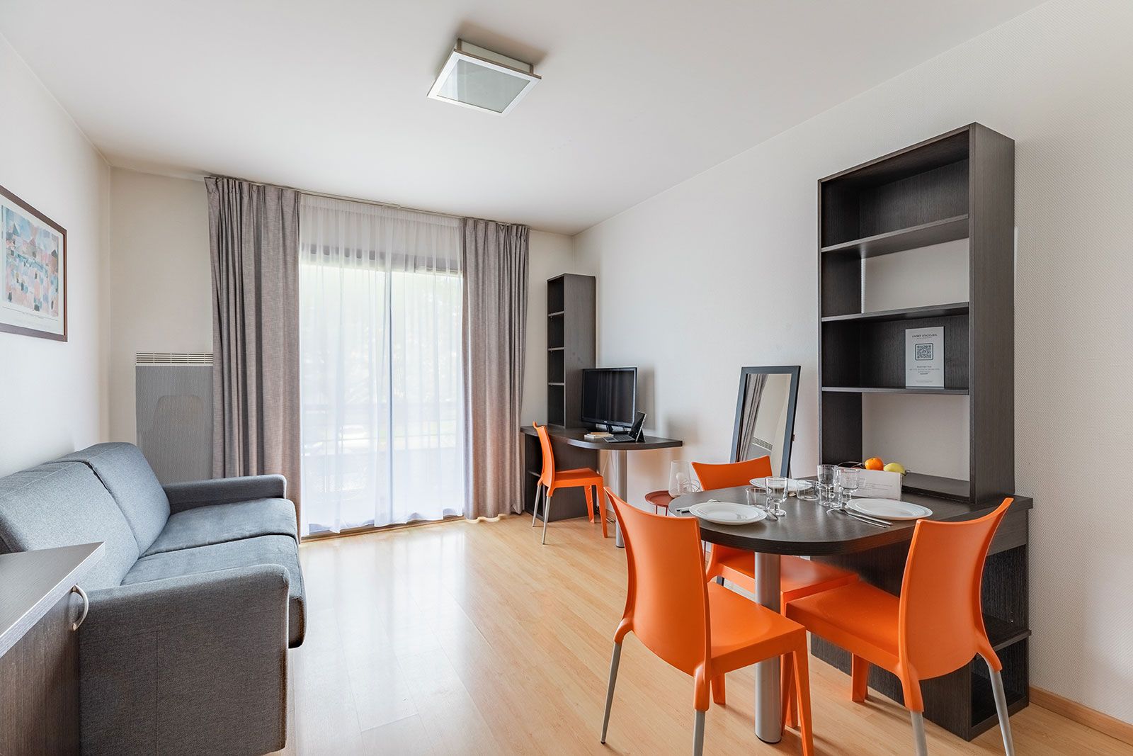 Appart’City Nantes Carquefou mit Esstisch und Sofa