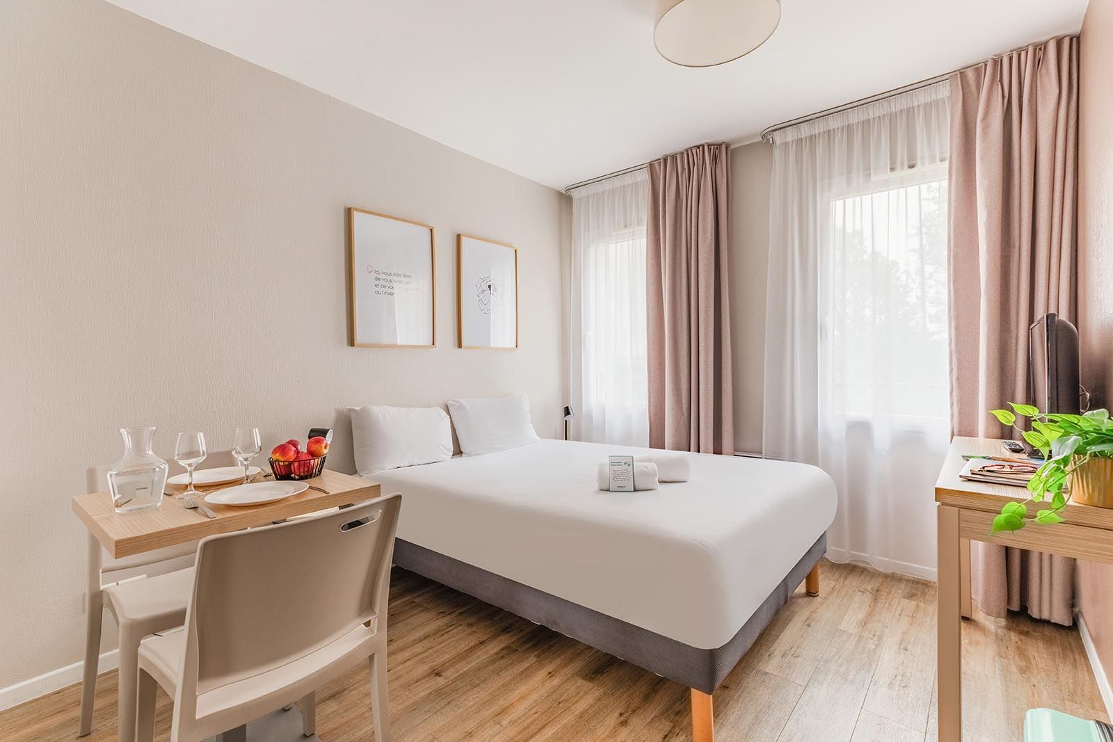 Appart’City Nantes Quais de Loire con cama y comedor