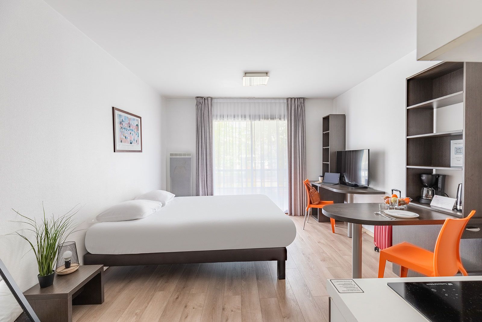 Appart’City Nantes Carquefou mit Doppelbett und Essbereich