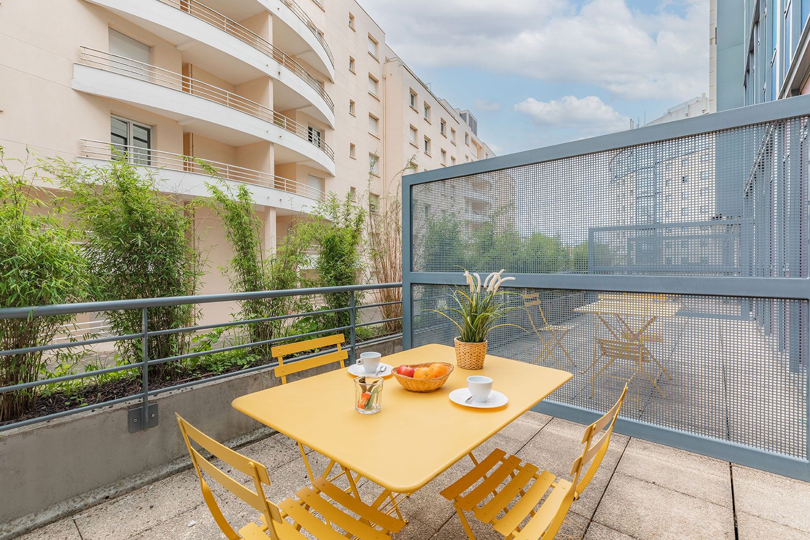 Terraza Appart’City Burdeos con mesa exterior