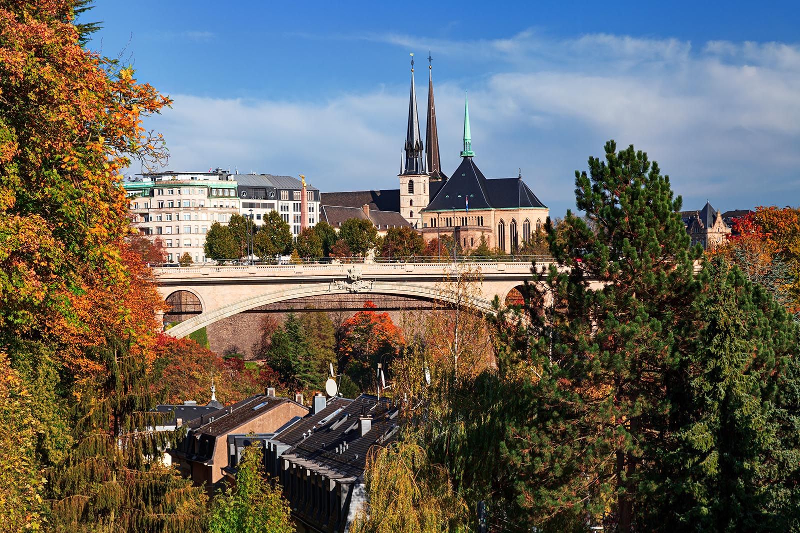 Blick auf Luxemburg mit Brücke und historischer Altstadt!