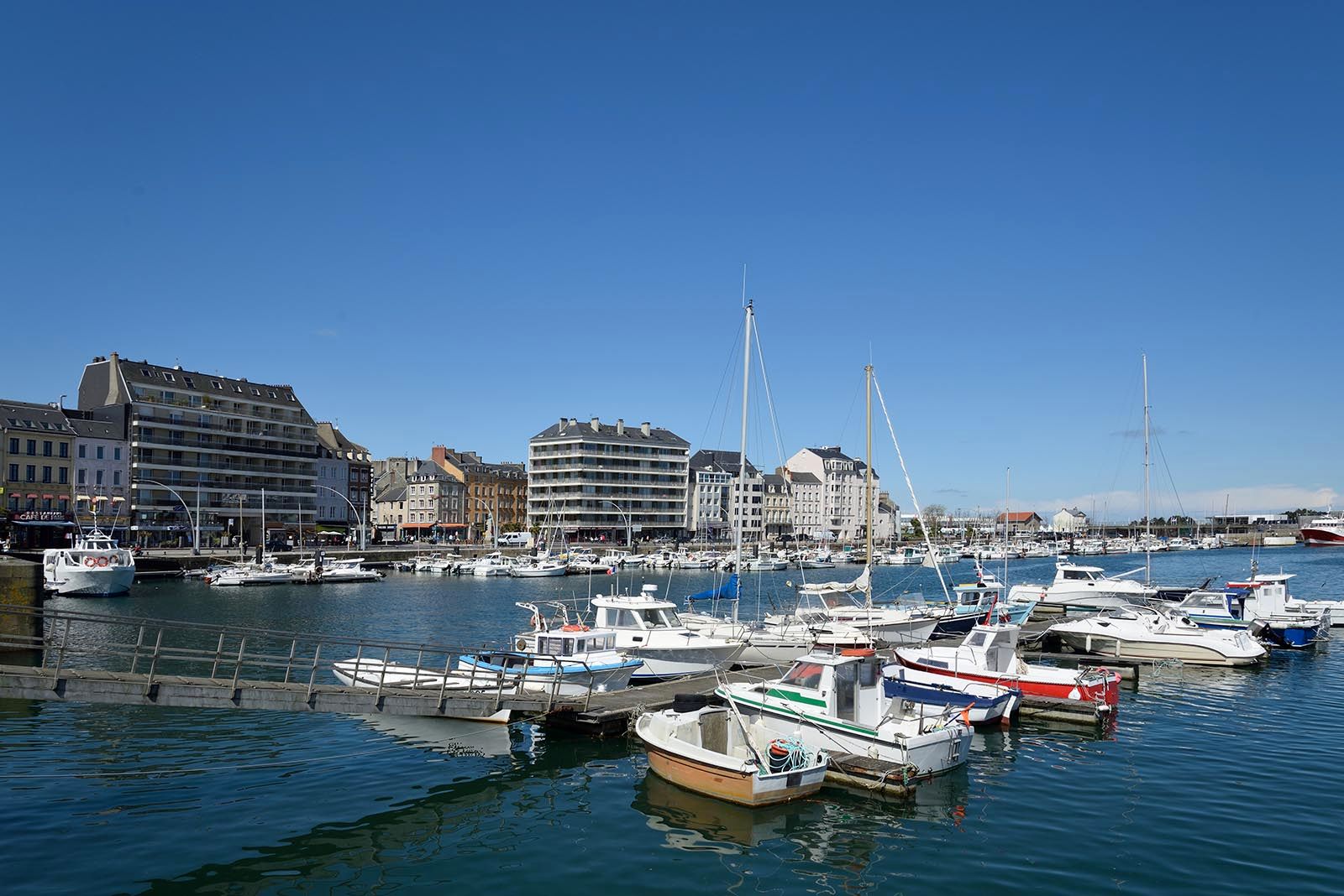 Belebter Hafen mit Booten und Kais nahgut