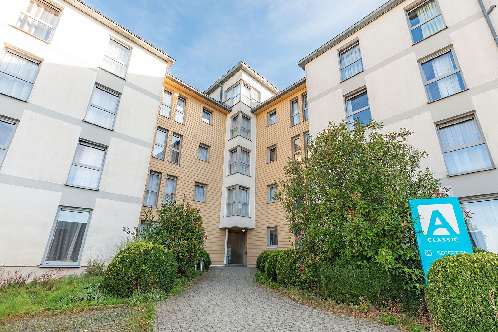 Moderne Fassade und begrünter Eingang eines Appart’City in Arlon