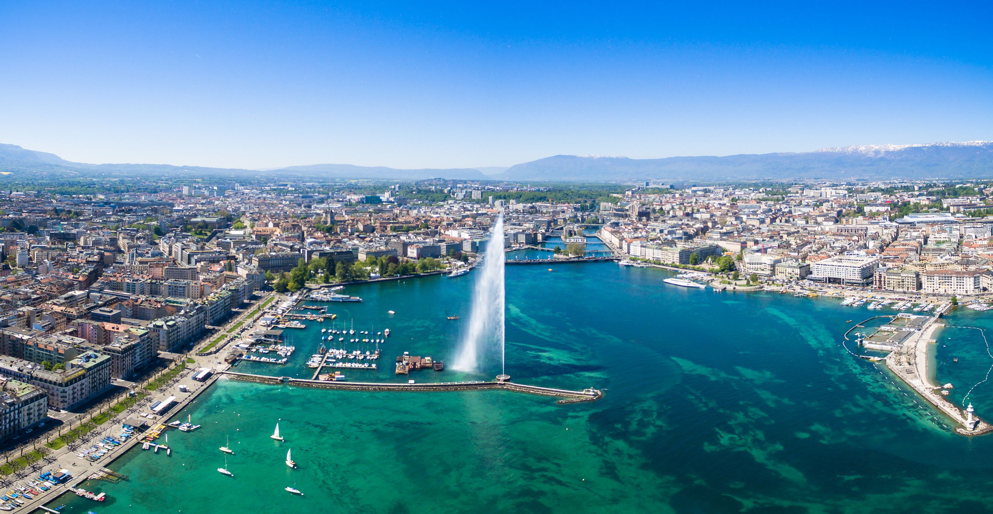 {"fr":"Vue aérienne du lac Léman et du Jet d’eau à Genève","en":"Aerial view of Lake Geneva and the Jet d’Eau fountain","es":"Vista aérea del lago Lemán y el Jet d’Eau en Ginebra","de":"Luftaufnahme des Genfersees und des Jet d’Eau in Genf"}