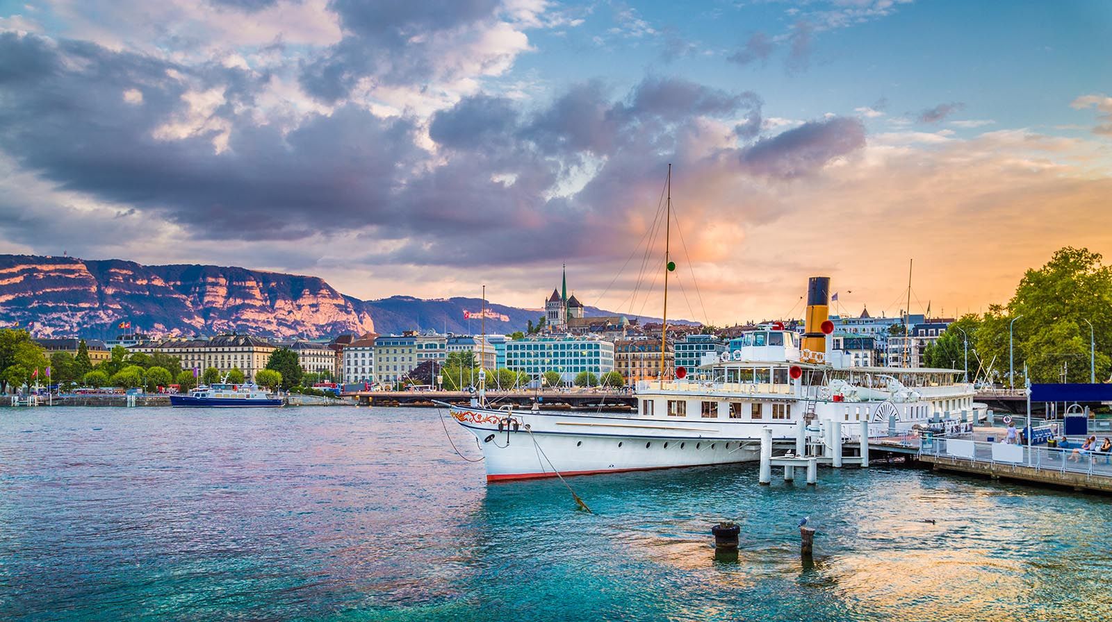 {"fr":"Port de Genève au coucher du soleil sur le lac Léman","en":"Geneva harbor at sunset on Lake Geneva","es":"Puerto de Ginebra al atardecer en el lago Lemán","de":"Genfer Hafen bei Sonnenuntergang am Genfersee"}