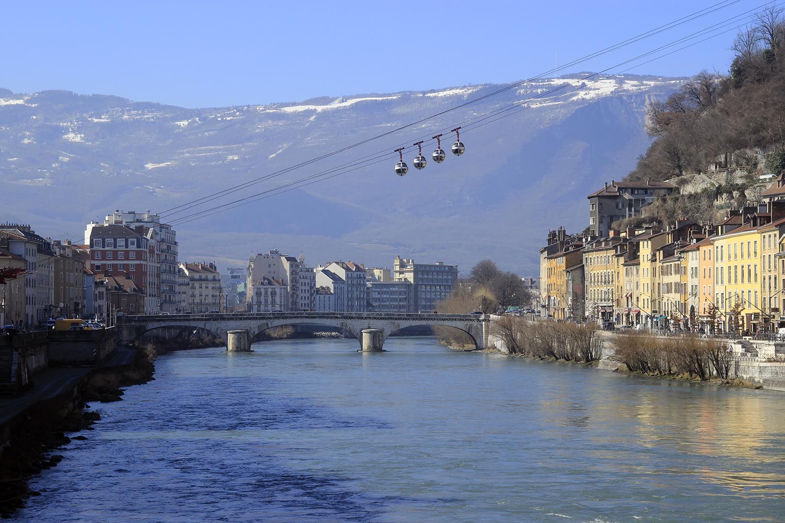 Grenoble avec rivière Isère, pont historique et téléphérique