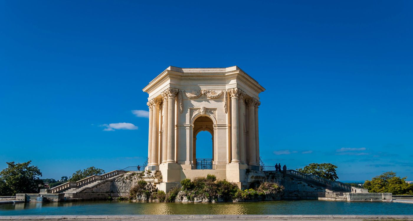 Wasserturm Peyrou Montpellier unter blauem Himmel