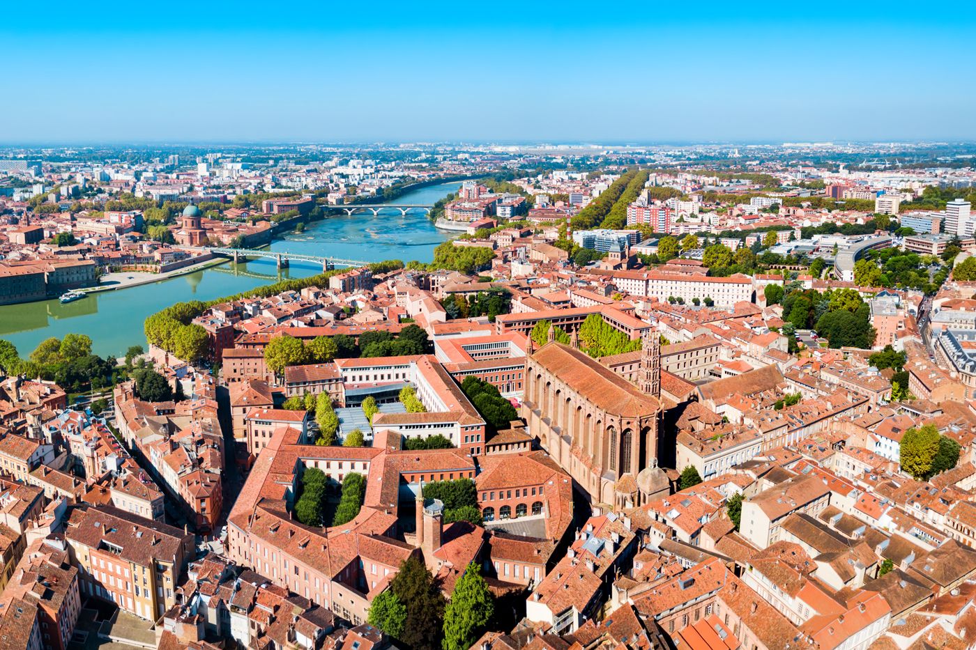 Luftaufnahme Toulouse mit Ziegeldächern und der Garonne