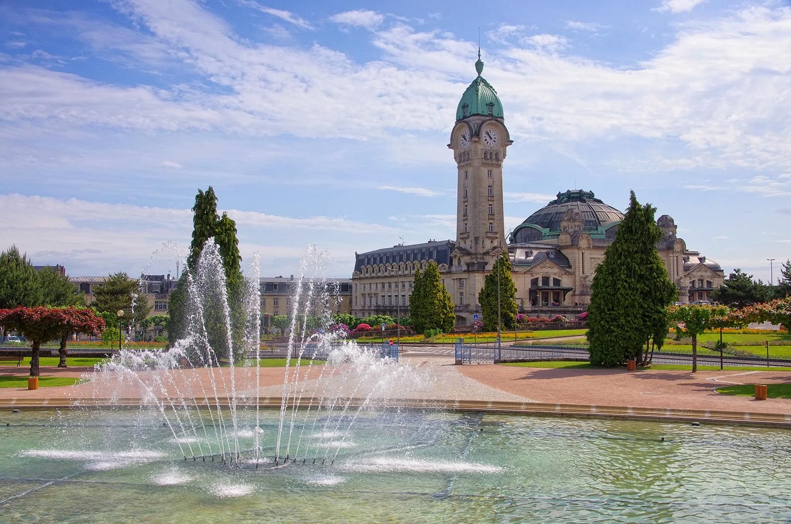 Bahnhof von Limoges mit Garten Brunnen und Architektur