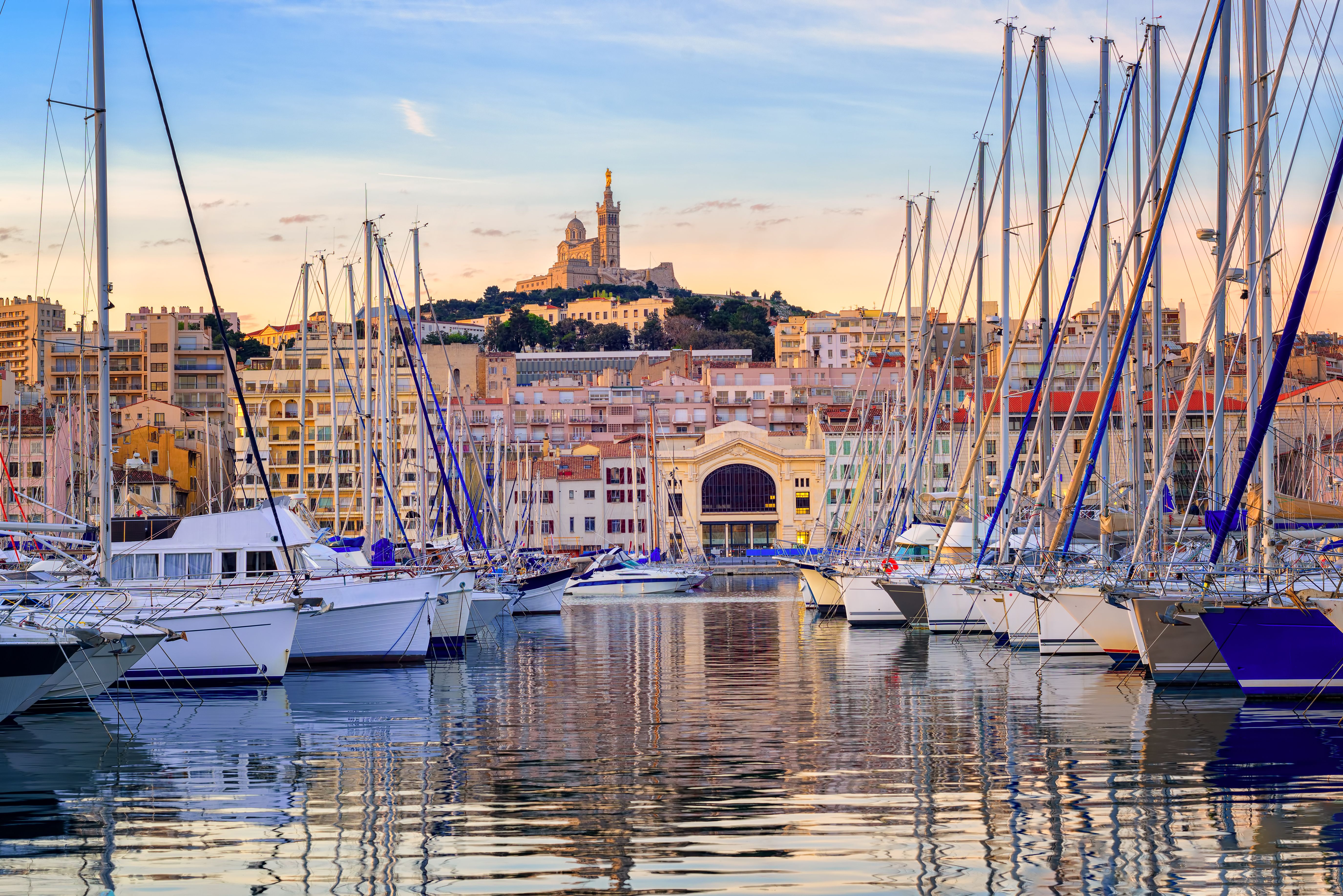 {"Vieux-Port de Marseille avec bateaux amarrés et vue sur la ville au coucher du soleil","en":"Marseille Old Port with boats and city view at sunset","es":"Puerto Viejo de Marsella al atardecer","de":"Alter Hafen von Marseille bei Sonnenuntergang"}