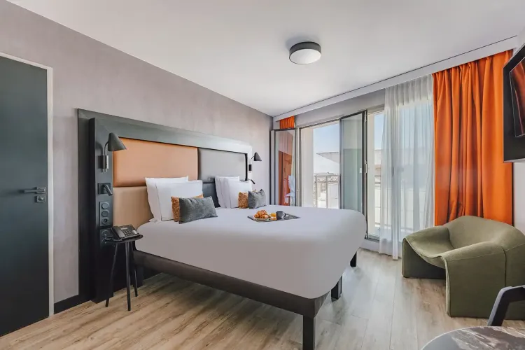 Appartement lumineux avec lit double et balcon à l’Appart’City Collection Paris Gare de Lyon